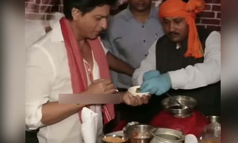 Video of Shah Rukh Khan enjoying Pani Puri goes viral - Watch