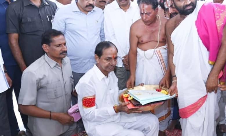 Telangana: KCR offers prayers with nomination papers at his 'lucky temple'