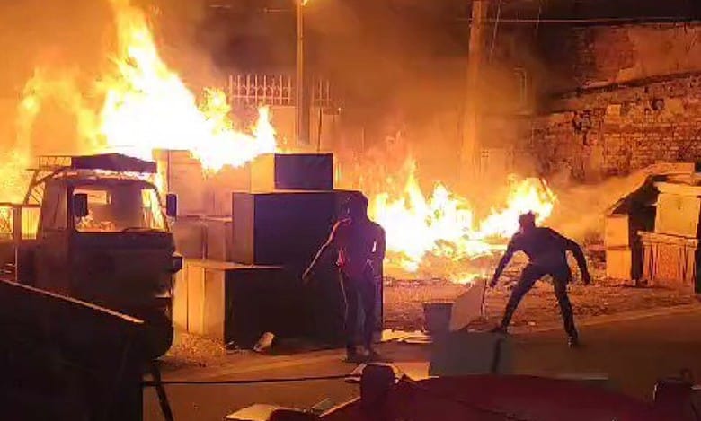 Fire breaks out beside Anees ul Gurba in Hyderabad