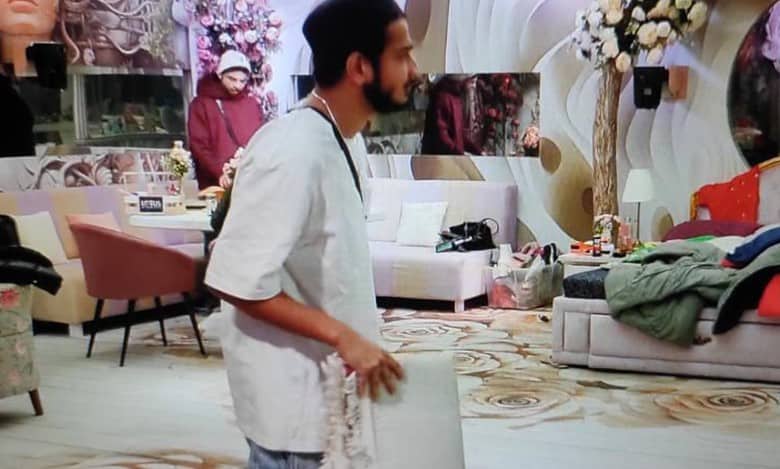 Munawar Faruqui offers Namaz inside Bigg Boss house - viral video