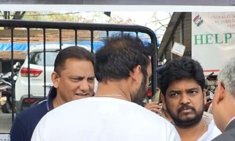 Hyderabad: AIMIM’s Naveen Yadav meets Azharuddin, likely to join Congress