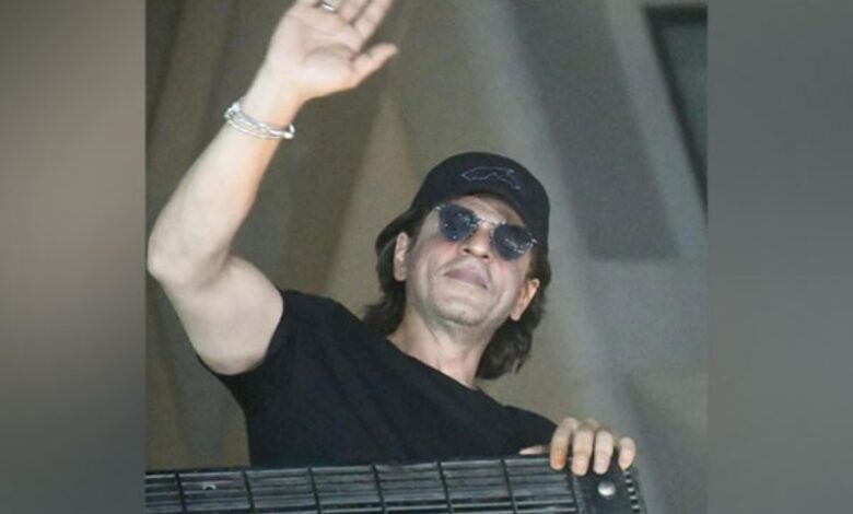 More than 30 fans of SRK robbed of their mobile phones outside Mannat