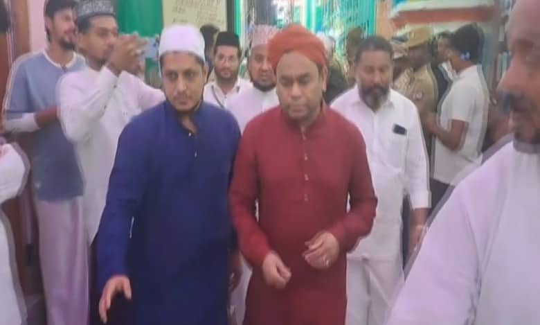AR Rahman reaches Nagore Dargah in auto-rickshaw to attend Kanduri festival