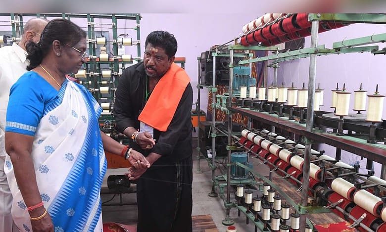 Telangana: Prez Murmu visits Pochampally, interacts with weavers