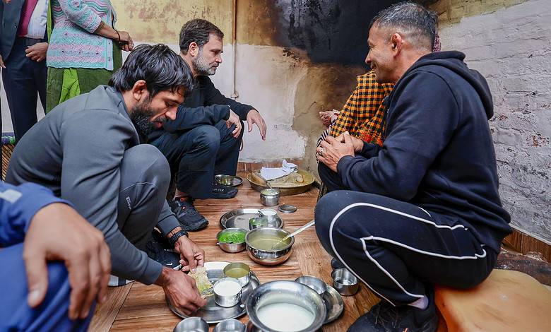 Rahul discussed Bhushan issue & returning awards with wrestlers