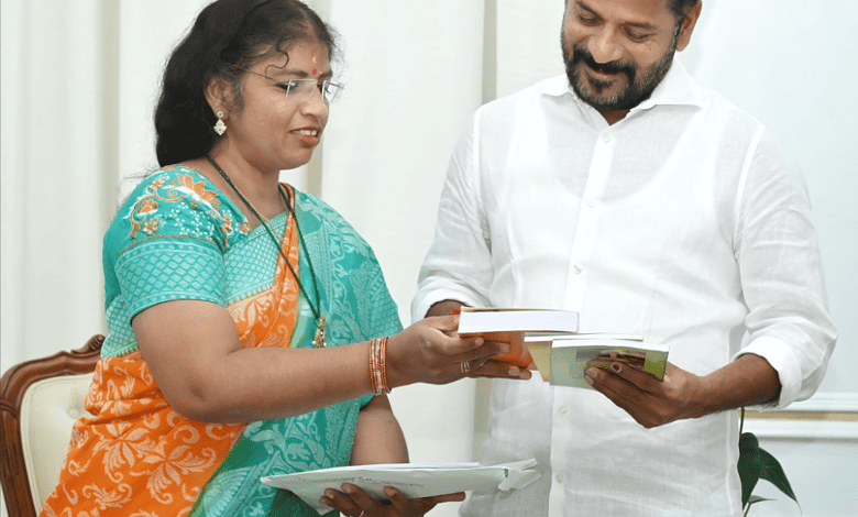 CM meets ex-DSP Nalini who quit during Telangana movement