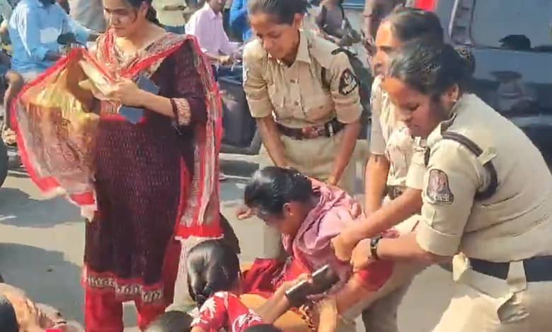 Hyderabad: Nizam College student protests over dire hostel conditions