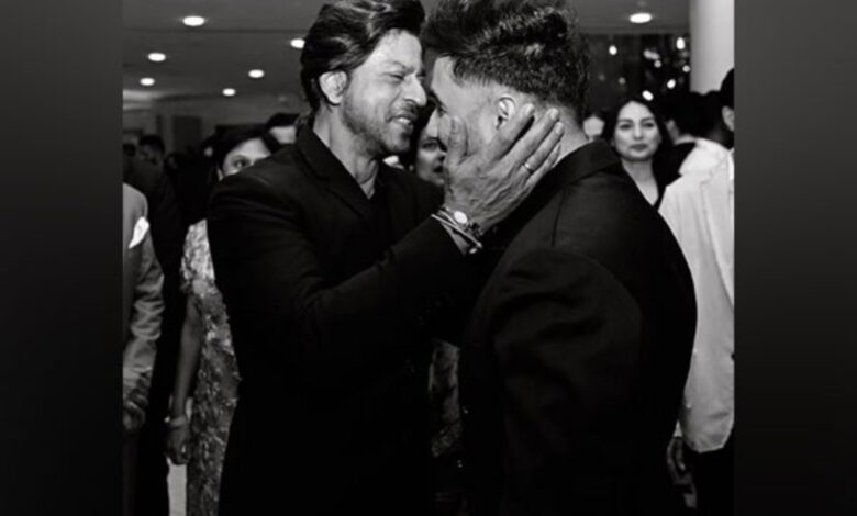 Viral photo: SRK meets Vir Das at 'The Archies' premiere