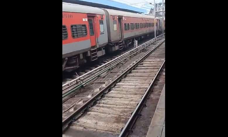 Charminar Express derails in Hyderabad