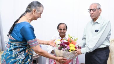 Former governor Narasimhan meets former chief minister KCR