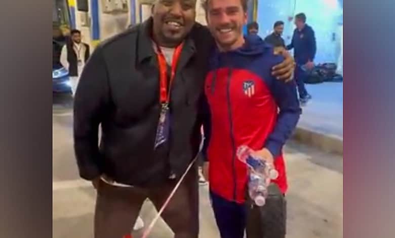 Watch: French footballer Griezmann recognizes Saudi sports fanatic in Riyadh