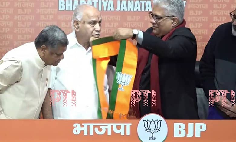 Siddaramaiah, Shivakumar slam Shettar for re-joining BJP