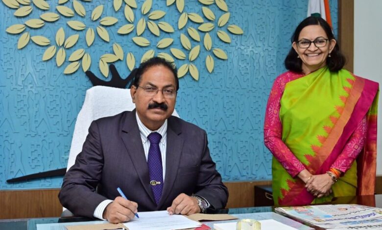 Mahender Reddy takes charge as TSPSC chairman