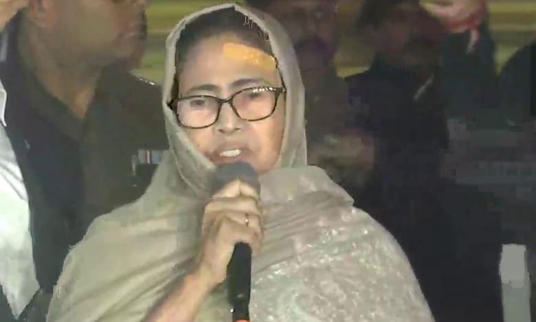 Mamata suffers forehead injury after her car makes sudden halt