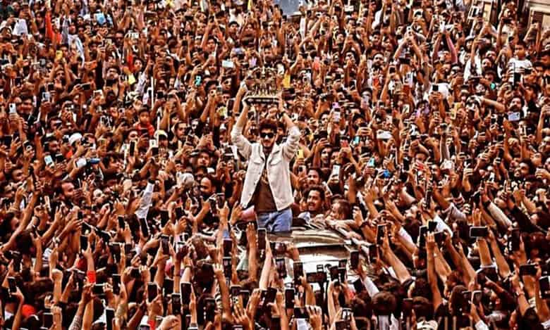 Munawar Faruqui takes 'Bigg Boss' trophy to Dongri, receives grand welcome from a sea of fans