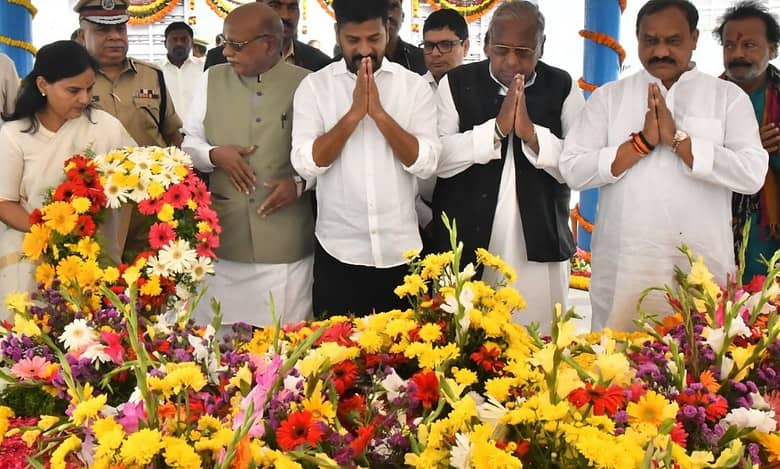 Martyrs Day: Telangana politicos pay respect to Mahatma Gandhi