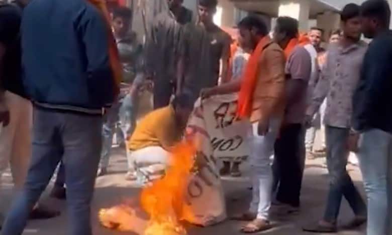 Hindutva mob enters FTII Pune campus, attacks protesting students