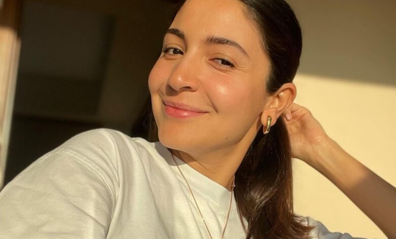 New pic: Anushka Sharma hides baby bump, is she in last trimester?