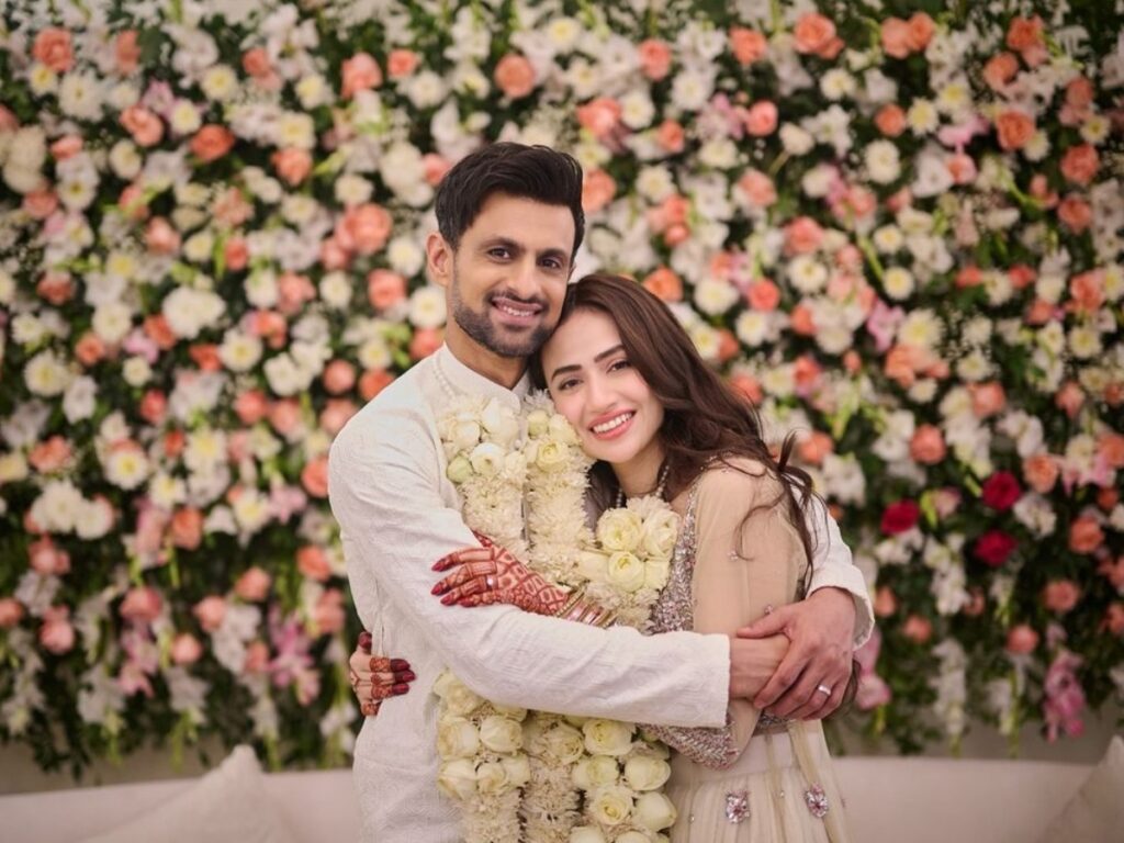 'Gaalian kha kar thakay nahi?' Netizens slam Sana, Shoaib for new Nikah pic
