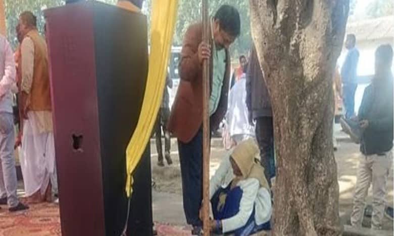 SDM dismissed after a woman staffer ties his shoelaces in Madhya Pradesh