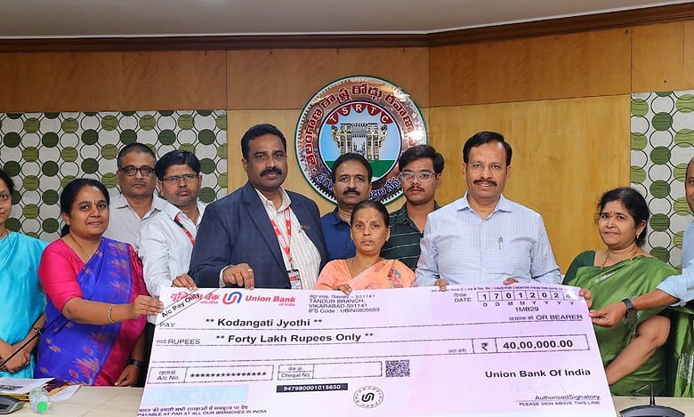 Telangana: Deceased TSRTC conductor's family gets Rs 40 lakhs in support