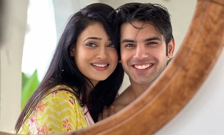 Shweta Tiwari dating Varun Kasturia? Netizens react to their cosy mirror selfie