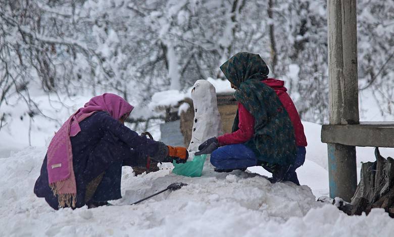 After long dry spell, Kashmir plains receive seasons first snowfall