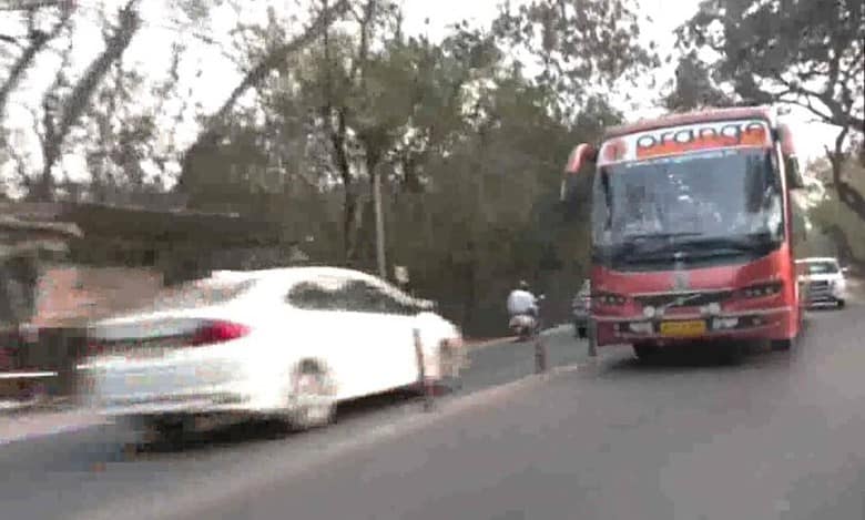 Video: JMM-led alliance MLAs arrive in Hyderabad, en route to resort