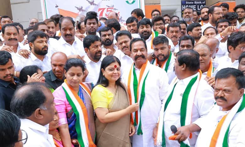 Hyderabad ex-mayor Teegala Krishna Reddy joins Congress from BRS