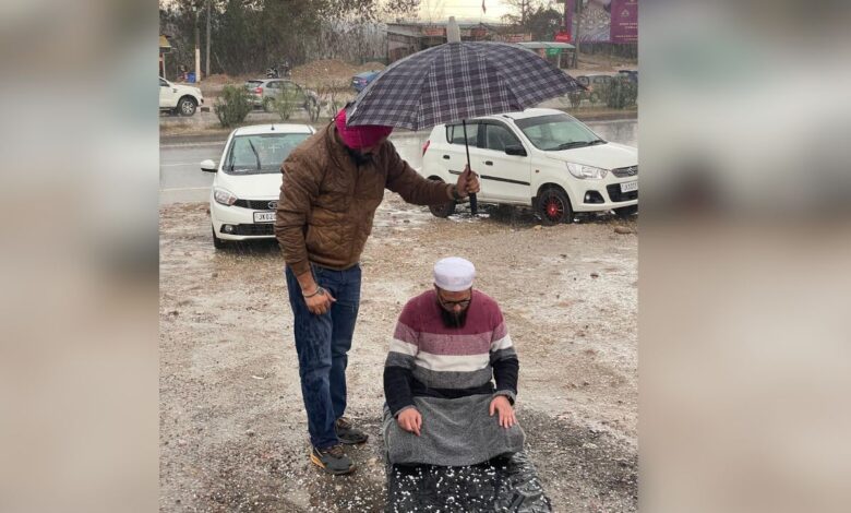 Watch: Generous Sikh offers umbrella in hailstorm for praying Muslim in Jammu