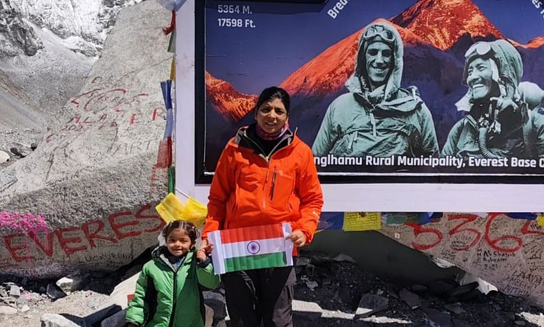 2 year old Siddhi Mishra with her mother
