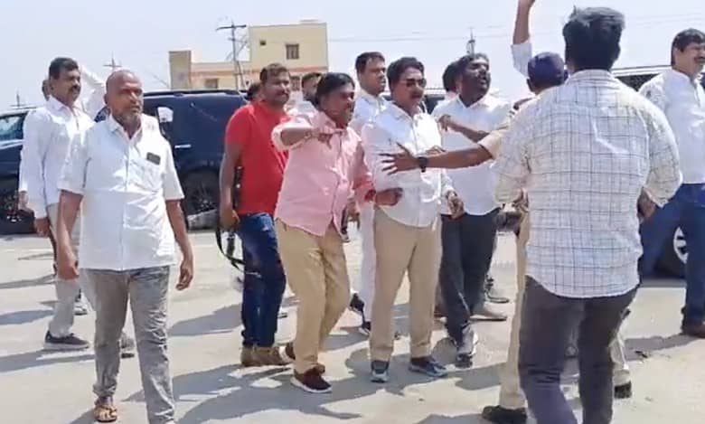 Telangana: Congress cadre blocks BRS convoy to Medigadda