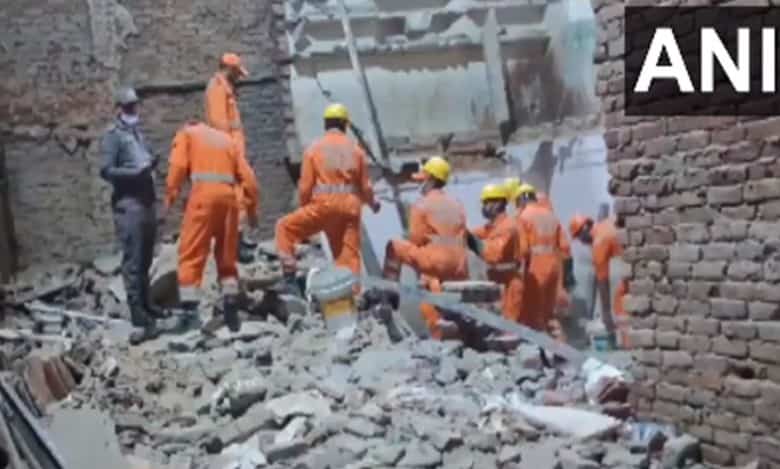 Building collapses in Delhi's Kabir Nagar