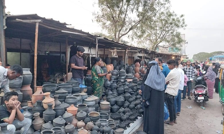 Hyderabad: Black clay pot business flourishes at Jahangeer Peer Dargah