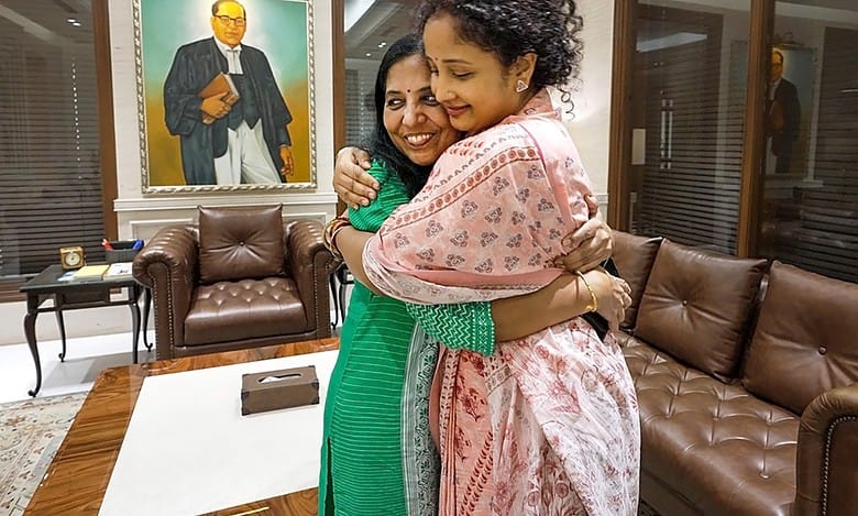 Video: Hemant Soren's wife Kalpana meets Sunita Kejriwal in Delhi