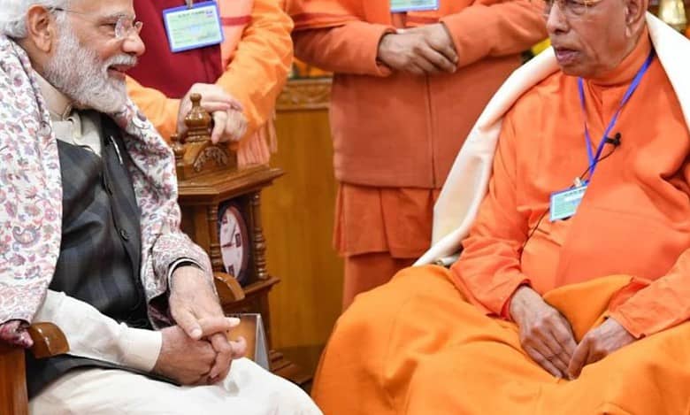 PM Modi and Swami Smaranananda ji Maharaj