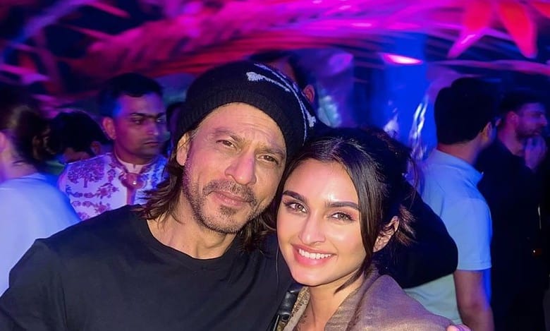 SRK poses with Javed Jaffery's daughter Alaviaa at Anant-Radhika's pre-wedding bash