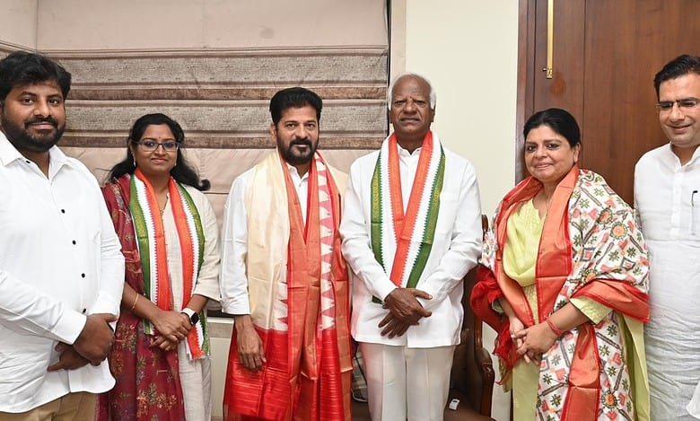 Telangana: BRS senior Kadiyam Srihari, daughter join Congress