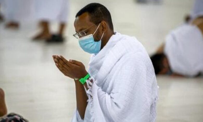 Saudi Arabia urges worshippers to wear face masks at two holy mosques