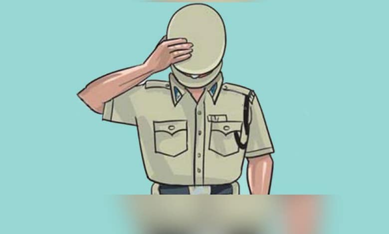Telangana: SI celebrates birthday with murder accused in station