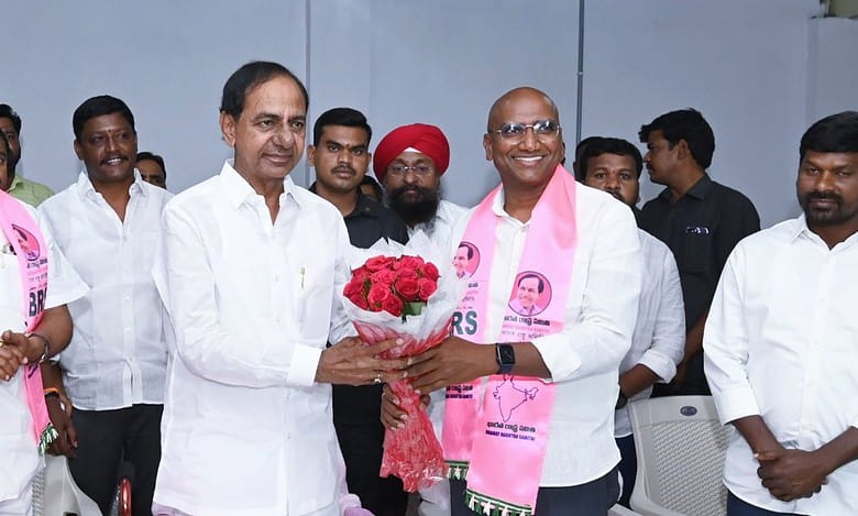 After quitting BSP, Praveen Kumar joins BRS