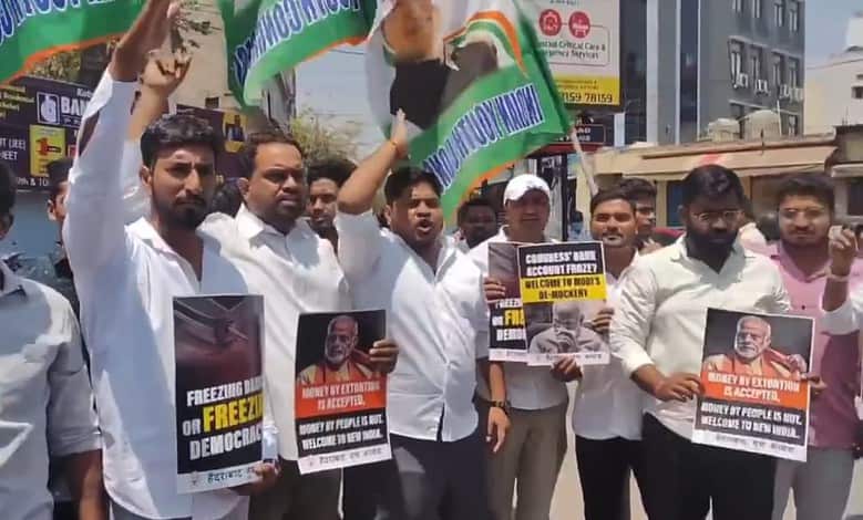 Congress’ account freeze: Youth wing burns Modi’s effigy in Hyderabad