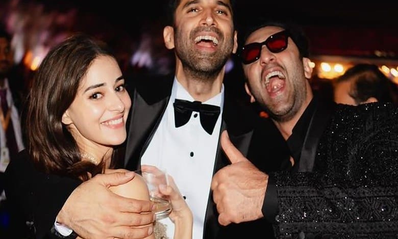 Photo moment: Aditya Roy Kapur, his girlfriend and Ranbir Kapoor