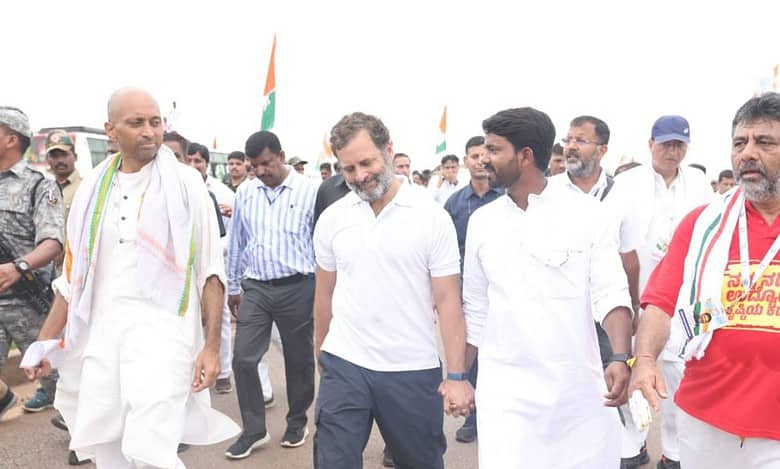 Arrested accused with Congress leader Rahul Gandhi.