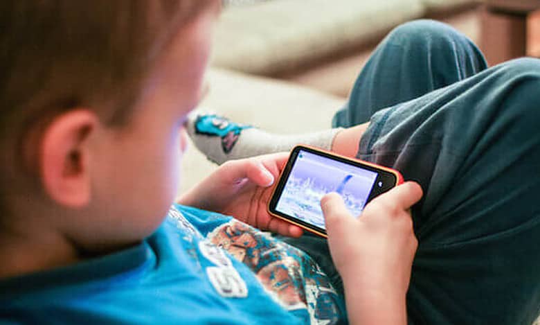Smartphones’ effect on kids under 10 go beyond eyes, say doctors