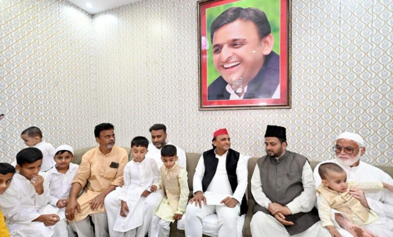 Eid brings warring politicians together at Eidgah
