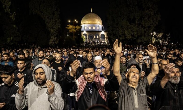 Al-Aqsa Mosque: 200K Palestinians offer Taraweeh prayers on 27th night of Ramzan