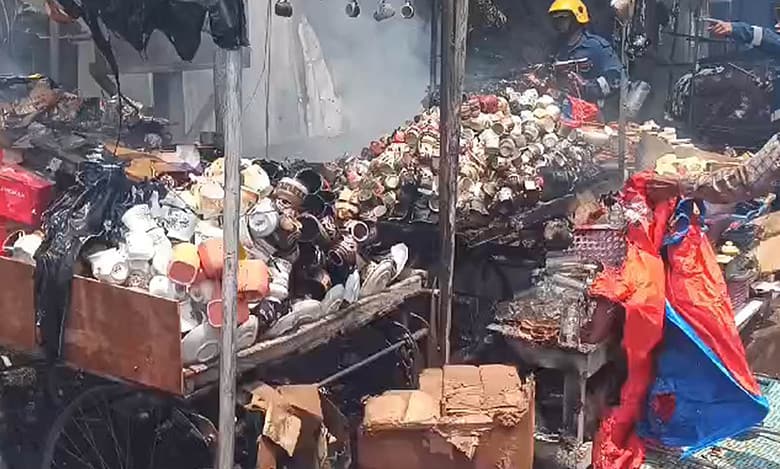 Hyderabad: Scores of pushcarts in fire near Charminar bus stop