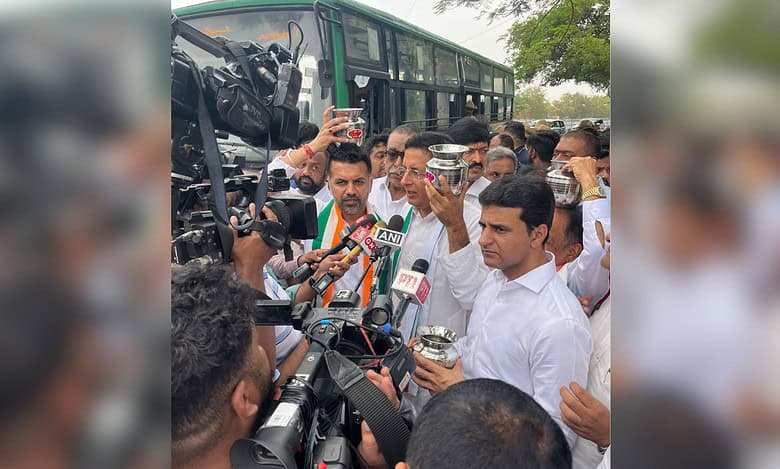 Karnataka Congress stages empty pot protest in Bengaluru against Centre