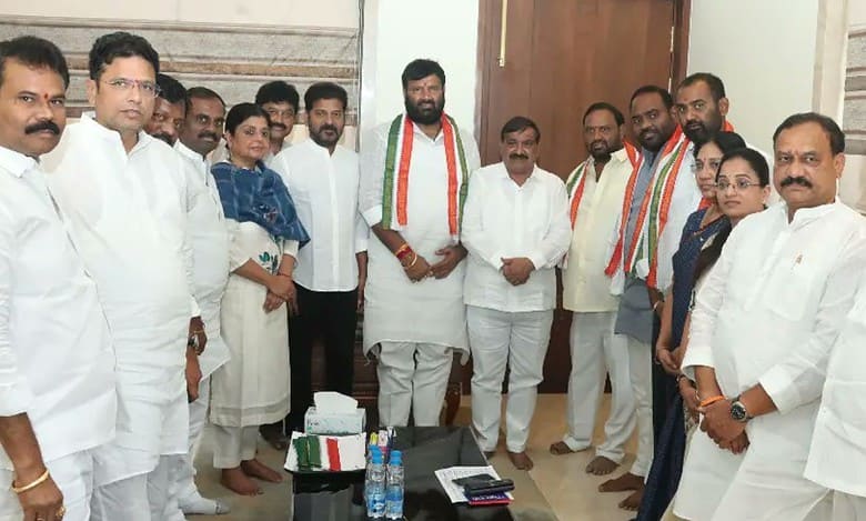 Hyderabad: Kuna Srisailam Goud quits BJP, joins Congress ahead of LS polls